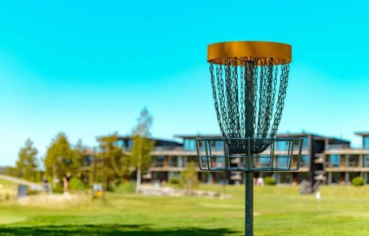 Vi inviterer til en sosial, gøy, aktiv og litt utfordrende stund ute med frisbeegolf