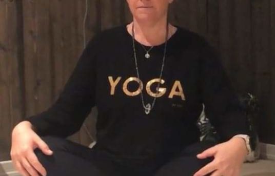 Meld deg på FLRs yoga-kurs