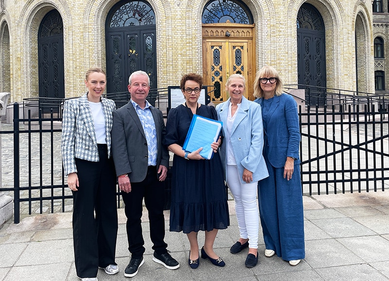 Bilde av NRFs representanter og Frp-representanten utenfor Stortinget.