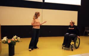 Foreleser og ordstyrer i dialog foran deltakerne.