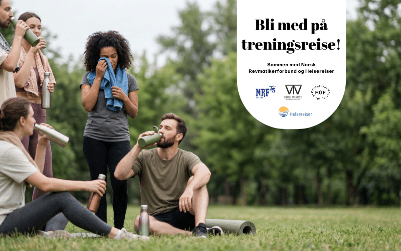 En gruppe på fem unge voksne er ferdig med en treningsøkt og drikker vann. De står og sitter på en plen med trær i bakgrunnen. Det er lagt til tekst på bildet: Bli med på treningssreise sammen med NRF og Helsereiser, og logo til disse.